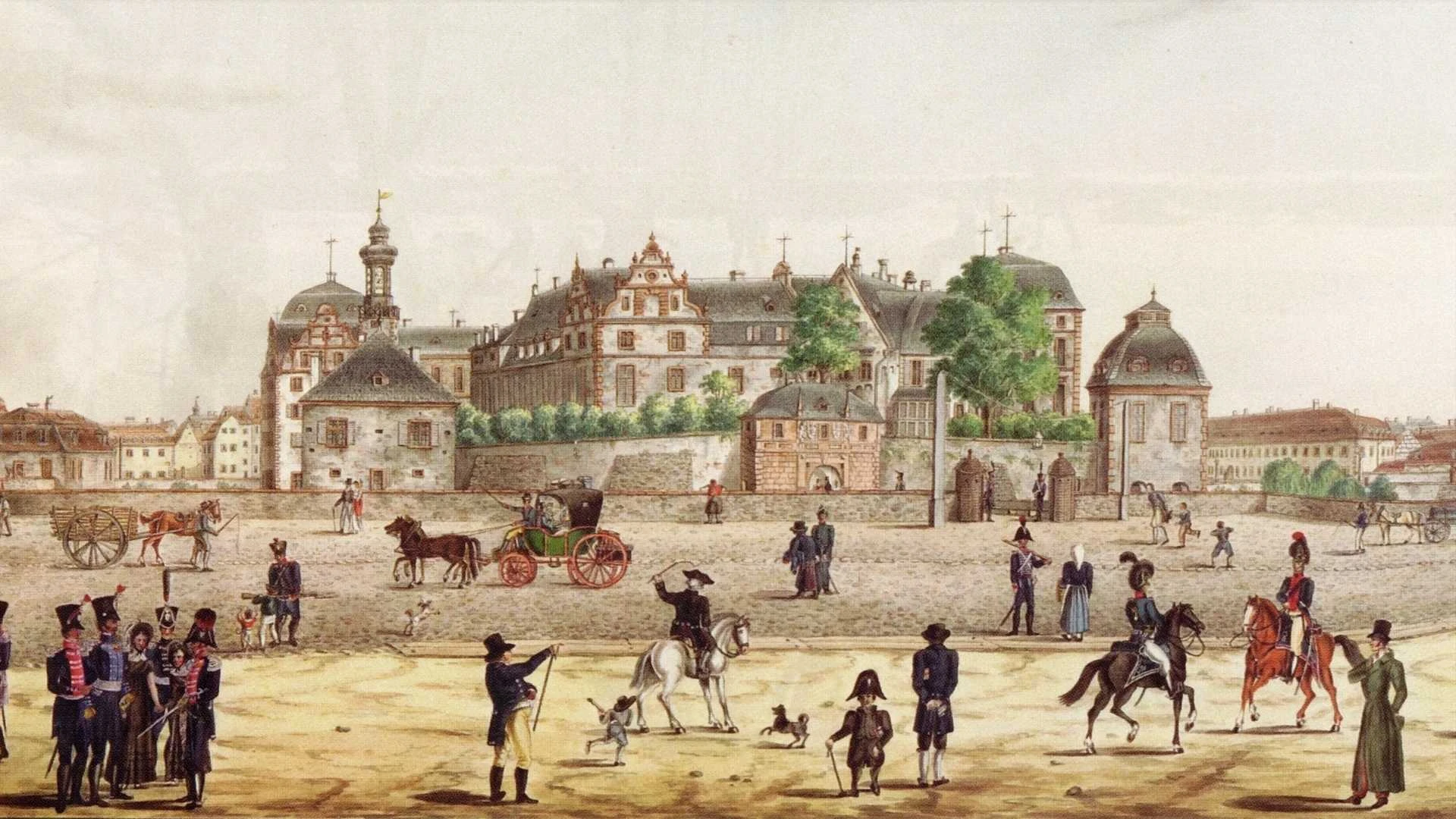 Historische Stadtszene mit Menschen, Pferden, Kutschen und Wachen in Uniform vor einem großen, verschnörkelten Gebäude mit Türmen und Bäumen.